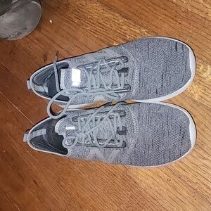 Woman's New Balance shoes. Sz 9.5